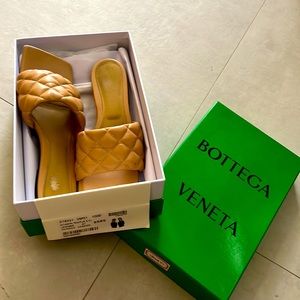 Tan leather quilted slides us 9 eu40